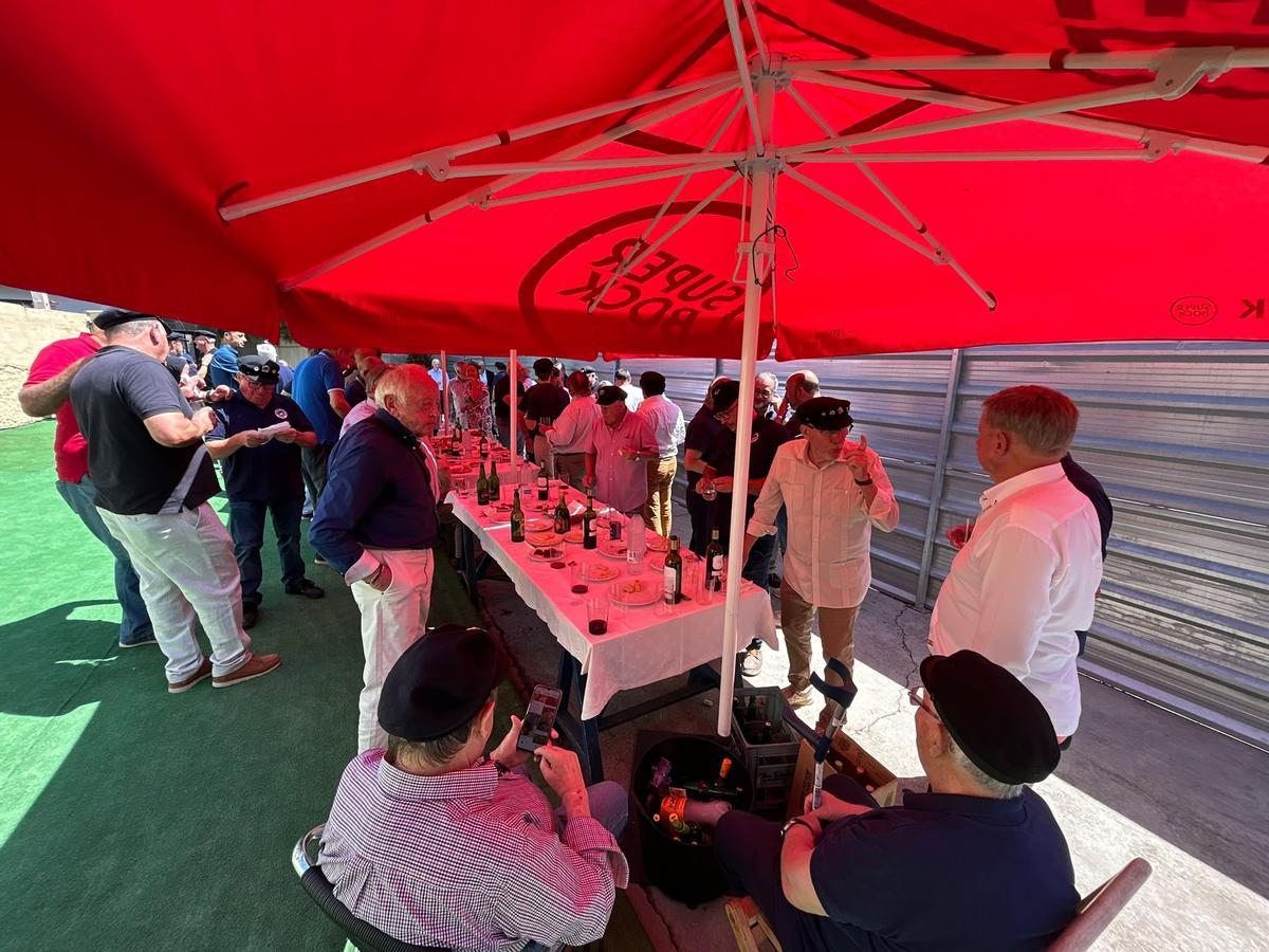 EN IMÁGENES: Carlos Suárez, fundador de La Chalana, recibe en Salinas el premio "Manzana de la buena mesa de la mar"