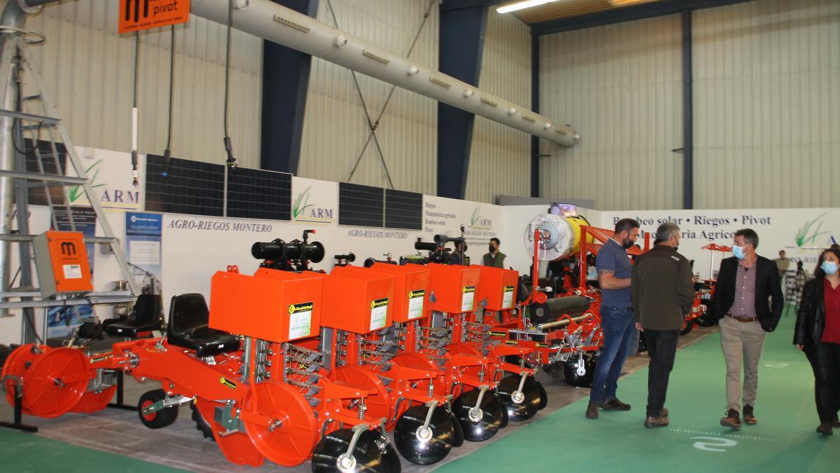 En primer término, trasplantadoras Checchi e Magli, preparadas para la agricultura 4.0, en Agroexpo.