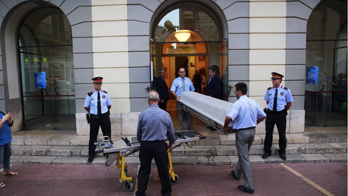 La comitiva judicial entra al Museu Dalí, per procedir a exhumar el cadàver.