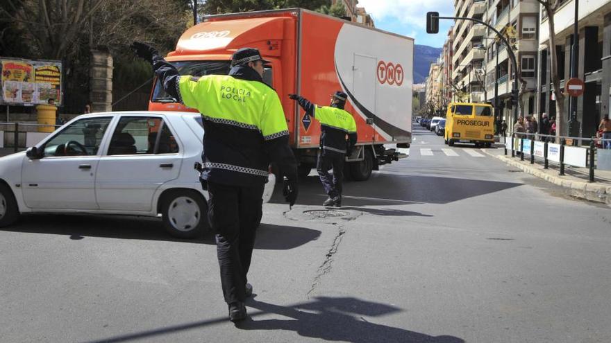 Agentes de la Policía Local de Alcoy regulando un cruce