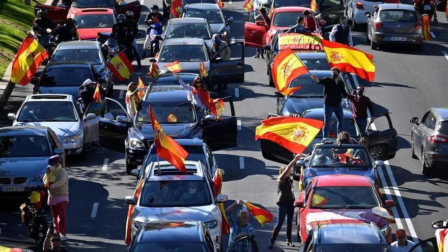 Cientos de coches marchan en Madrid con Vox contra el estado de alarma