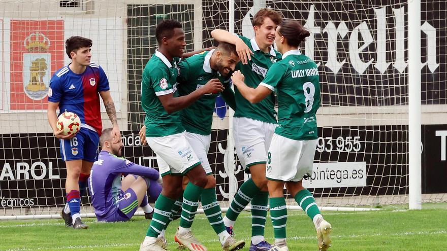 Los jugadores del Coruxo celebran uno de sus goles.