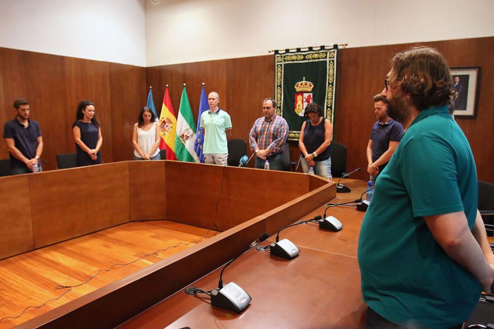 La menor era perdida de vista por sus padres cuando estos cenaban el miércoles por la noche, activándose un dispositivo de búsqueda. El cuerpo de la niña era localizado junto a la vía del tren