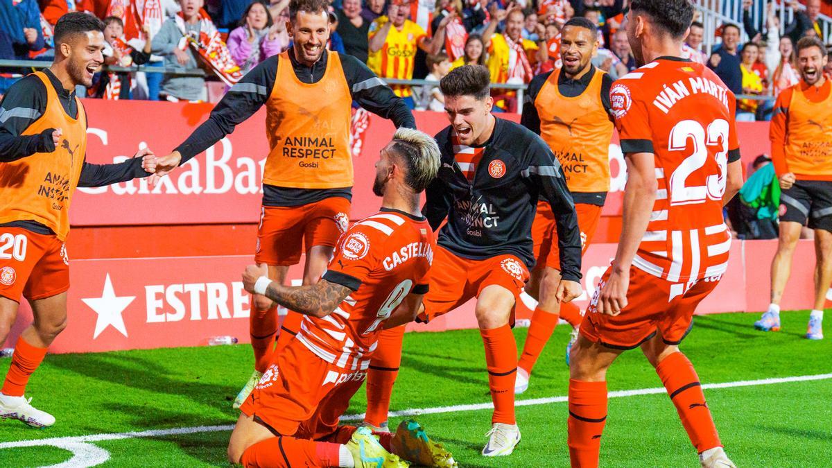 Girona - R.C.D Mallorca Taty Castellanos, en un córner, a punto de ser felicitado por el gol del triunfo.