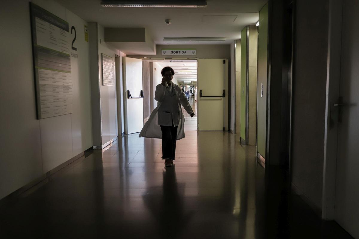Un pasillo del Hospital Can Ruti de Badalona el día del apagón eléctrico. Un pasillo del Hospital Can Ruti de Badalona el día del apagón eléctrico.