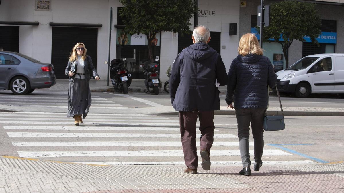 Una pareja pasea por la avenida Sants Patrons de Alzira, en una imagen reciente.