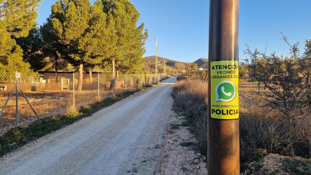 Los vecinos colocan pegatinas para que los ladrones sepan que están en contacto.