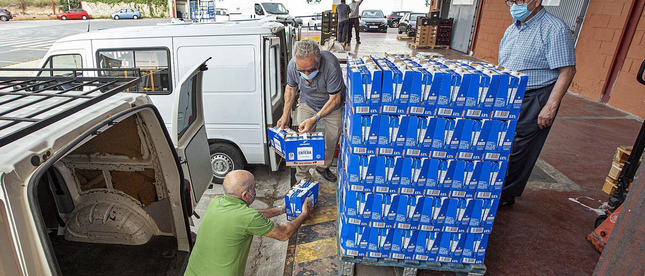 Los alimentos se distribuyen a través de distintas asociaciones, que a su vez los hacen llegar a las familias sin recursos.  | ALEX DOMÍNGUEZ