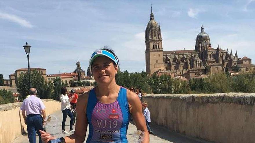 Pepa García, con la catedral de Salamanca al fondo.