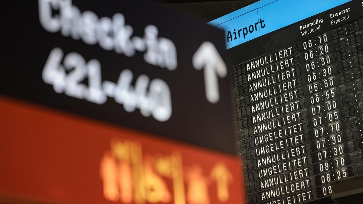 Auf einer Anzeigetafel sind am Flughafen Köln/Bonn annullierte und umgeleitete Flüge aufgelistet.. Die Gewerkschaft Verdi hat zu ganztägige Warnstreiks an den Flughäfen Düsseldorf und Köln/Bonn aufgerufen.