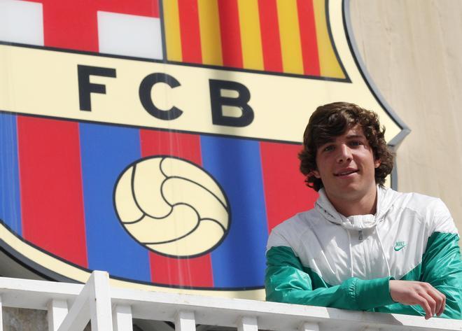 Sergi Roberto posaba para Sport ante el escudo del Barça en marzo del 2010