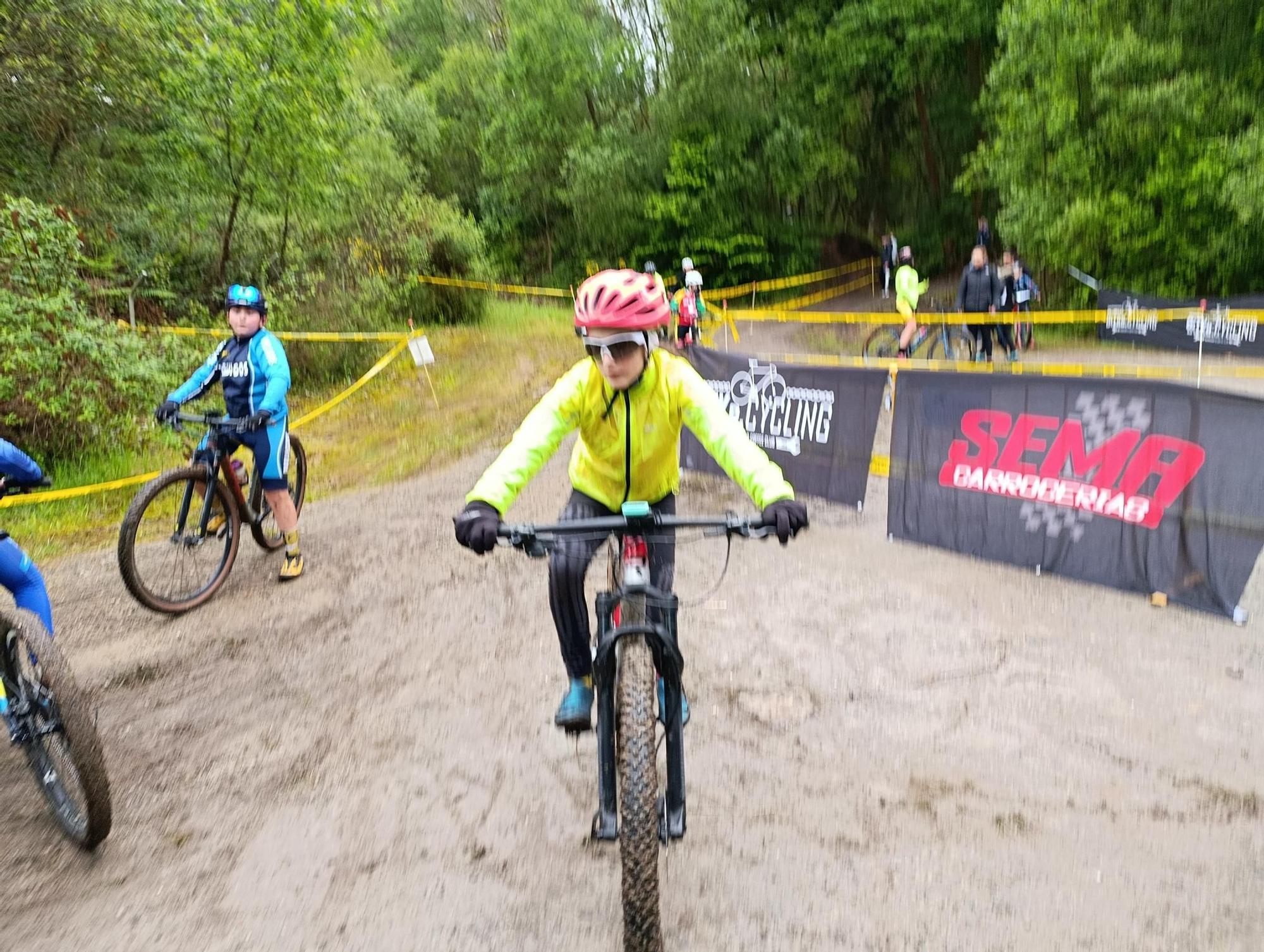 Las jóvenes promesas del ciclismo pedalean en Santa Marina, Siero