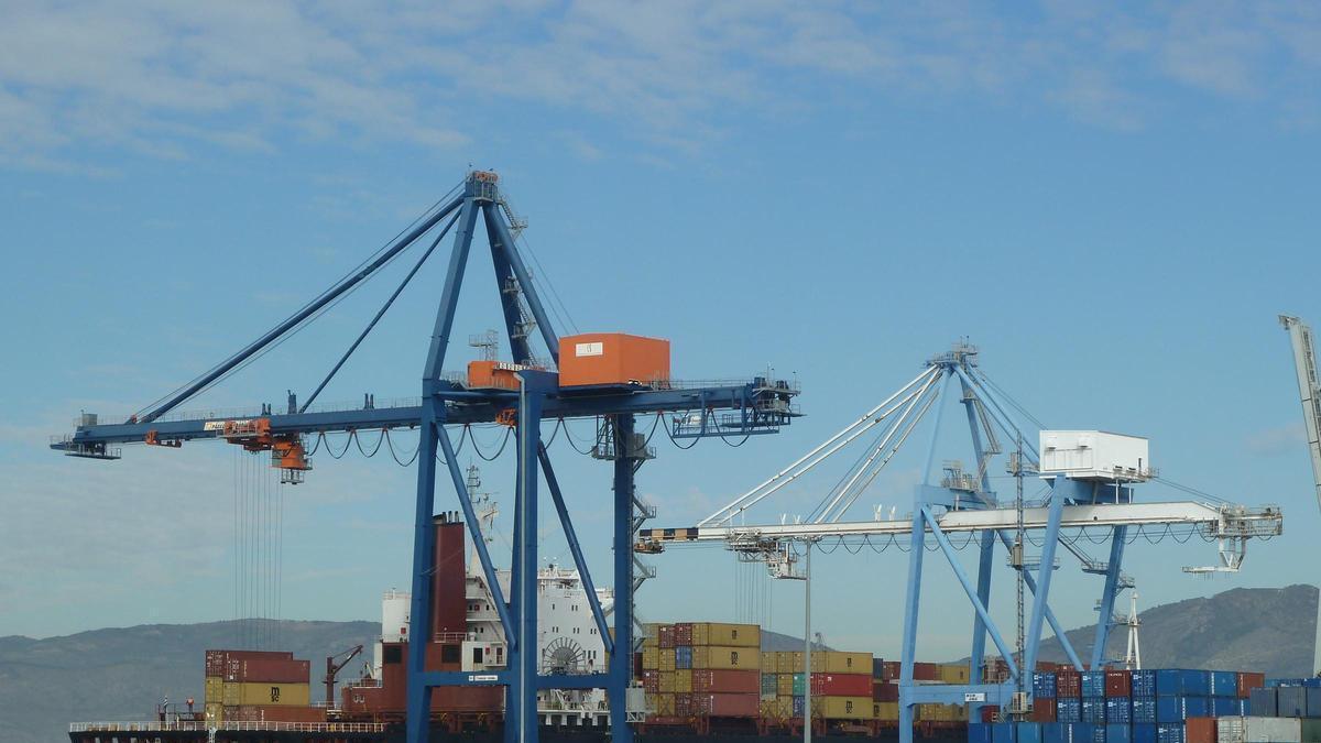 Trabajos de carga y descarga de contenedores en el puerto de Castellón.