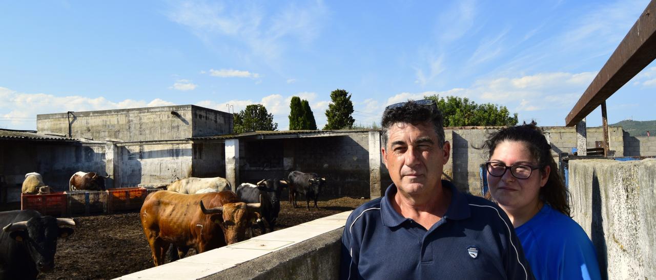 Pedro Peris y su hija Laura, en la finca ubicada en el Puig de Santa Maria.