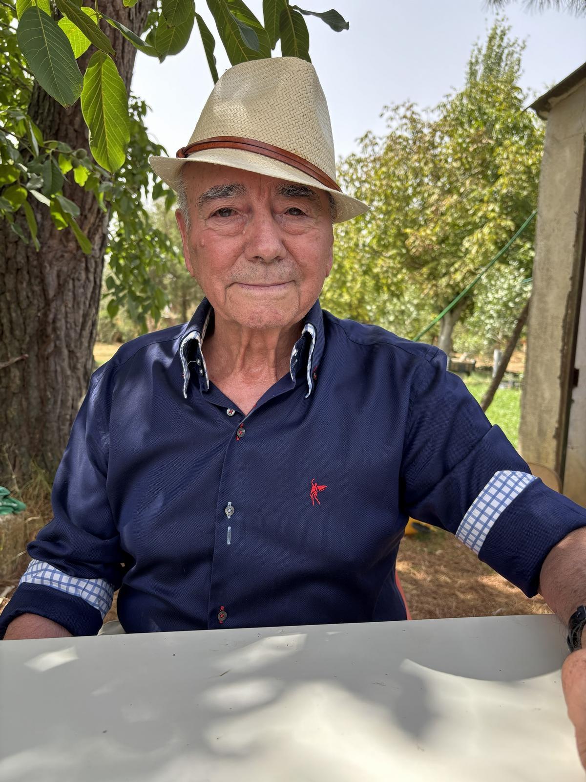 Deominio Casas, en su jardín en Pinilla de Toro.