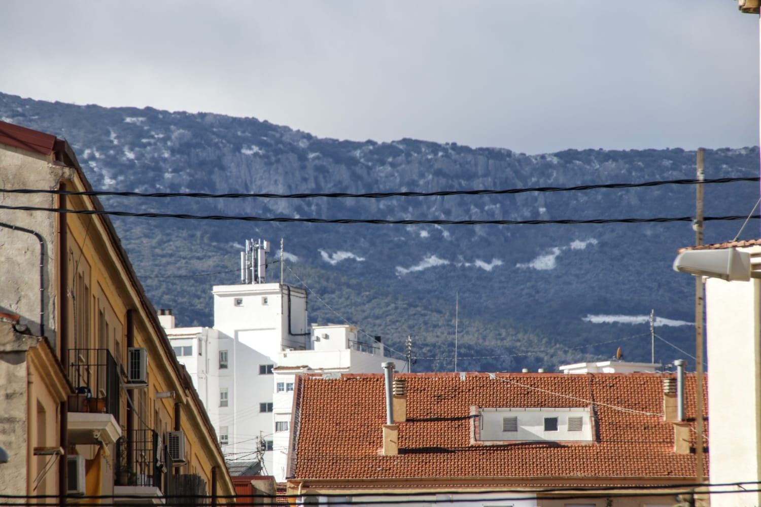 Alcoy amanece con una ligera capa de nieve en Aitana y la Font Roja