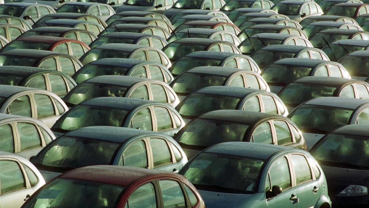 Coches destinados a la exportación en el Puerto de Tarragona.