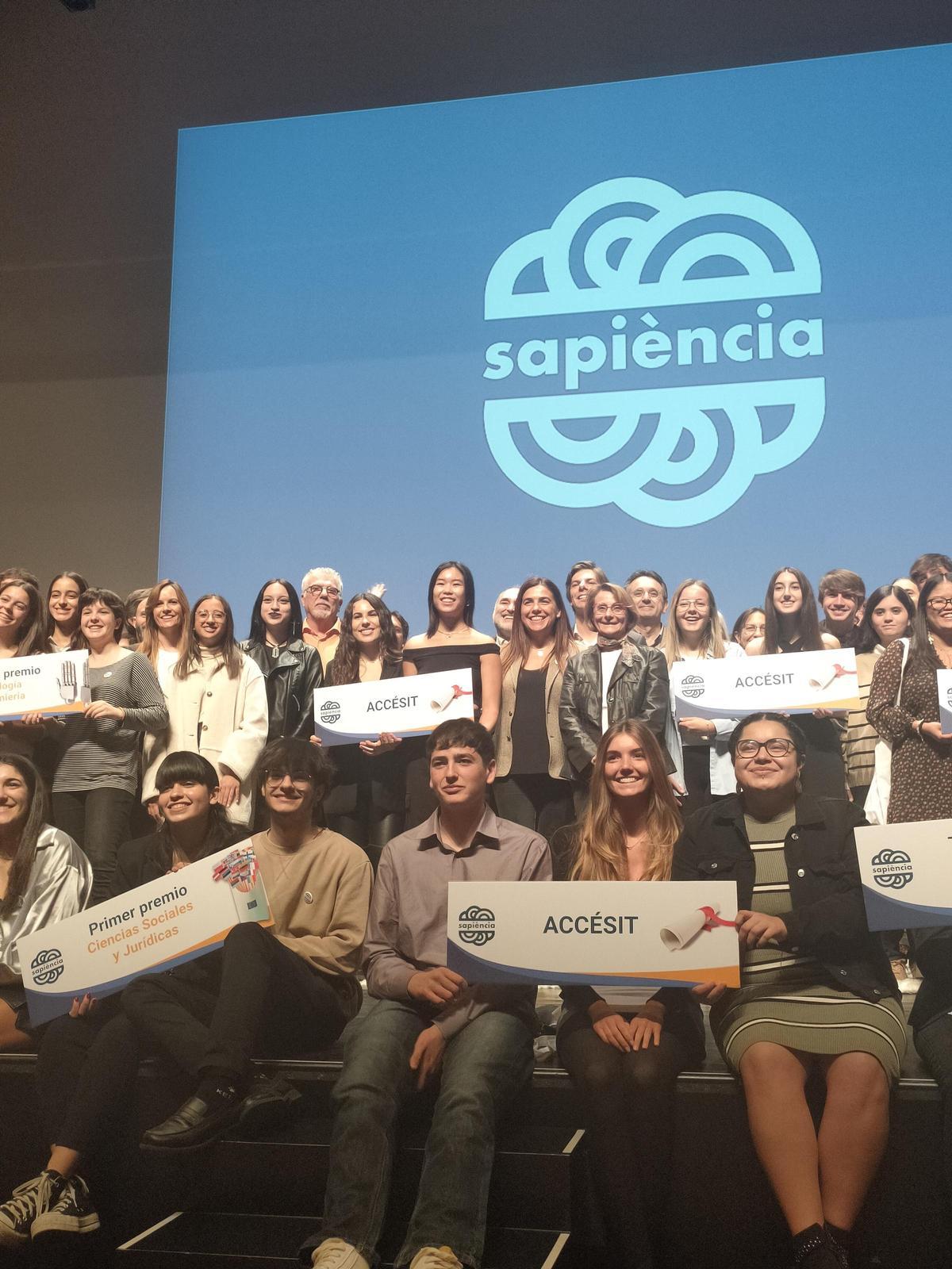 Estudiantes del IES de Ontinyent en la entrega del Premi Sapiència, junto a otros premiados.