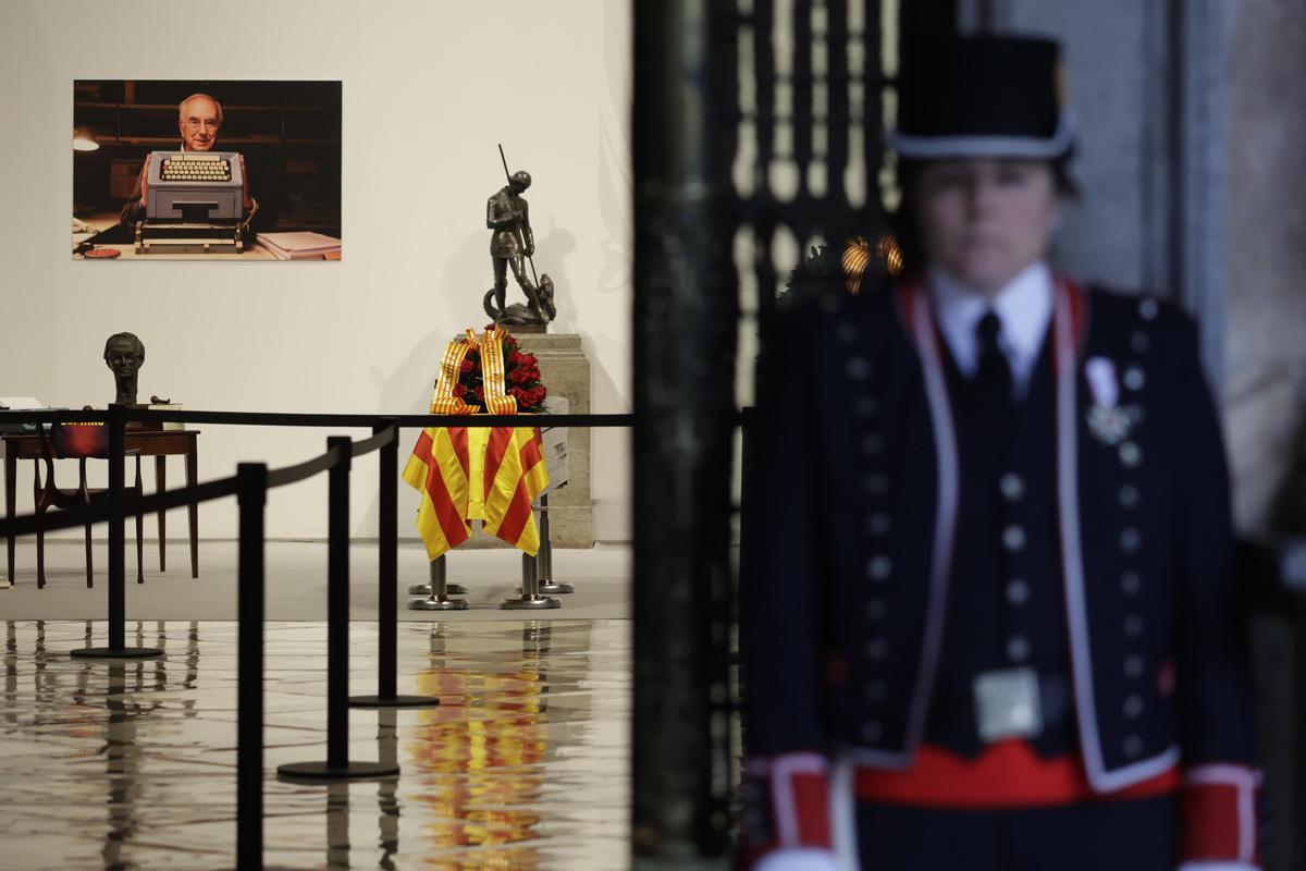 El Palau de la Generalitat acoge la capilla ardiente de Josep Maria Espinàs