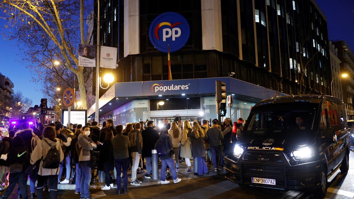 Militantes del PP se manifiestan ante la sede de Génova