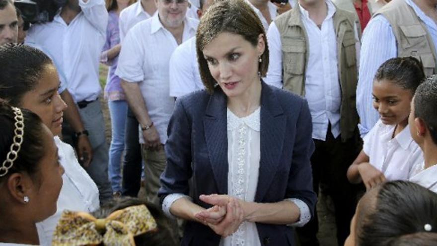 La reina visita una escuela donde la cooperación española ha llevado agua corriente