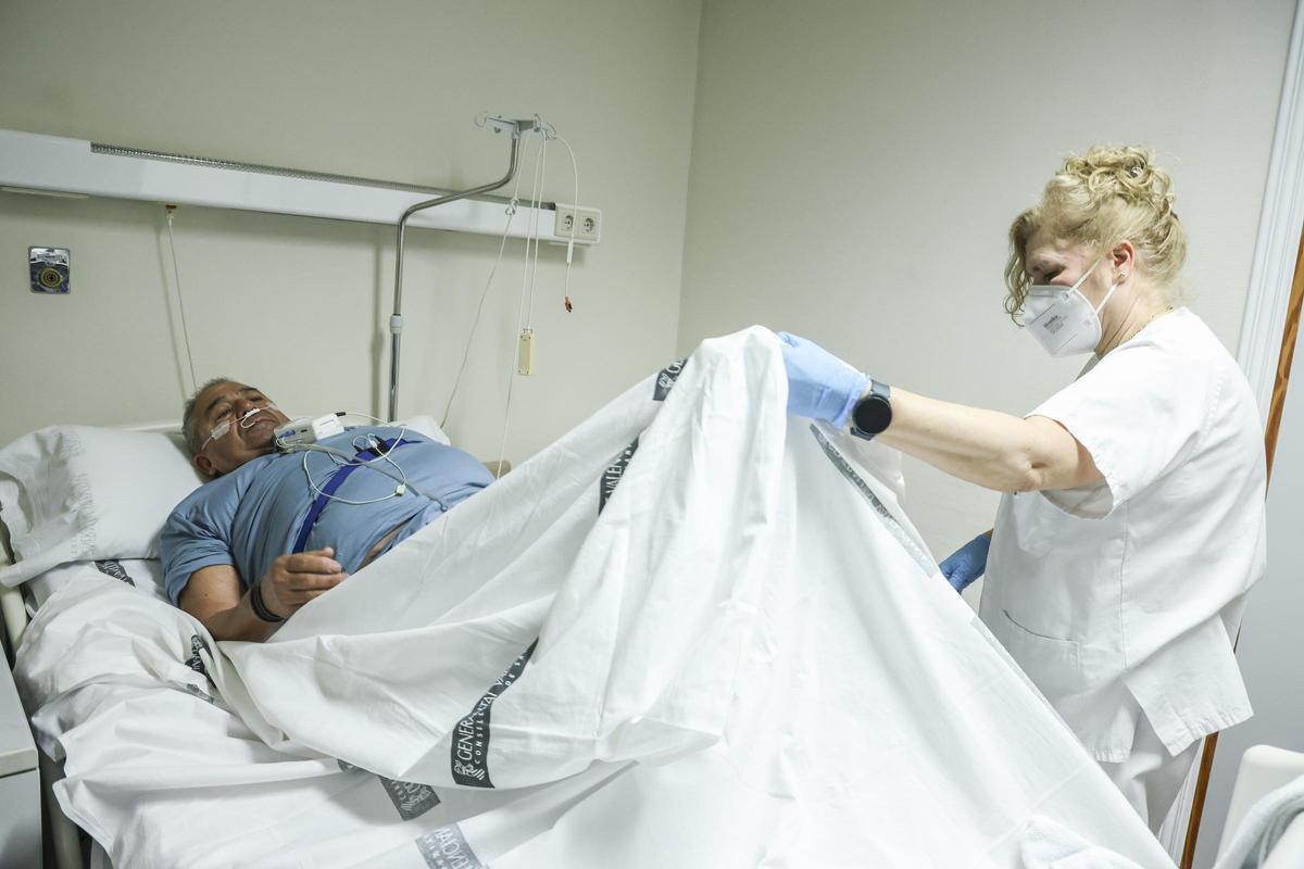 Otro paciente se prepara ya en la cama para someterse a la prueba de la apnea del sueño