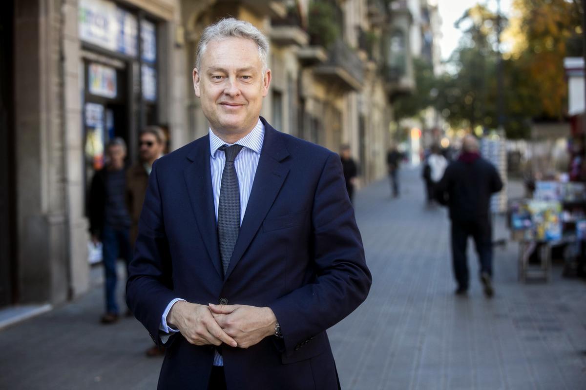 Barcelona ( Barcelones)   16.11.2016 .  Internacional. Entrevista del embajador del Reino Unido, Simon Manley       161116   EX   0210        en la foto:   Simon Manley, en el Passeig de Sant Joan     FOTO:  PUIG, JOAN