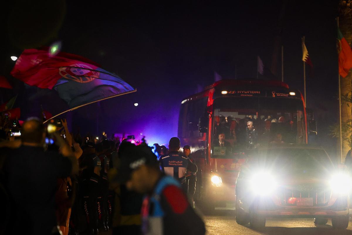 Doha (Qatar), 18/11/2022.- The bus with the Portugal national soccer team arrives at their hotel for the FIFA World Cup 2022 in Al-Shahaniya, Qatar, 18 November 2022. The FIFA World Cup 2022 takes place in Qatar from 20 November untill 18 December 2022. (Mundial de Fútbol, Catar) EFE/EPA/JOSE SENA GOULAO