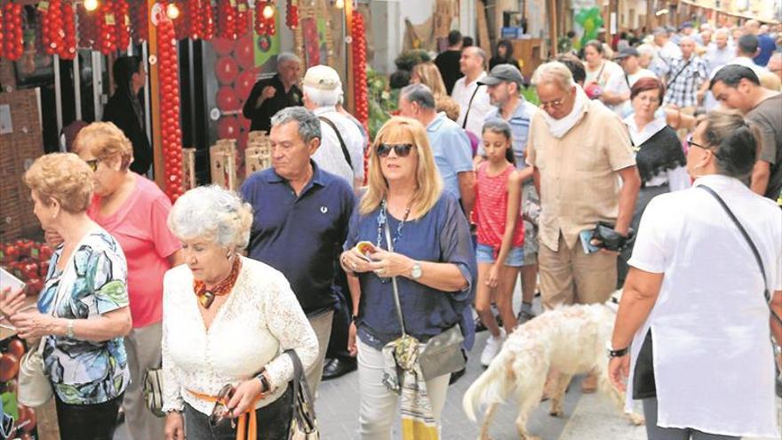 Alcalà despide la Fira de la Tomata tras vender 3.500 kilos de producto