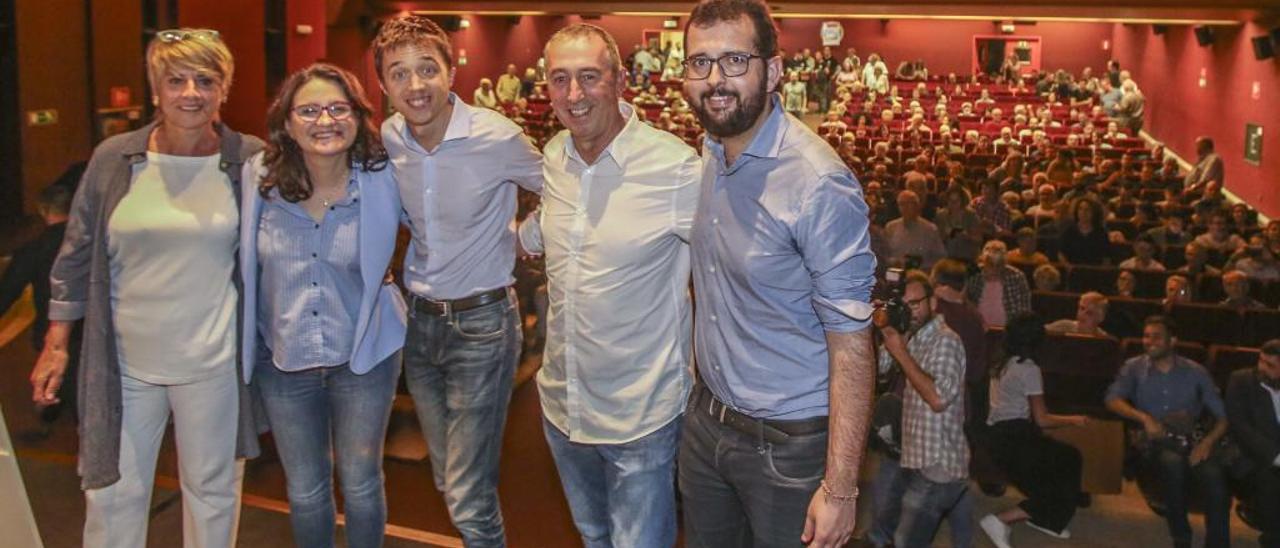 Llum Quiñonero, Mónica Oltra, Íñigo Errejón, Joan Baldoví e Ignasi Candela antes de comenzar ayer el mitin en Alicante.