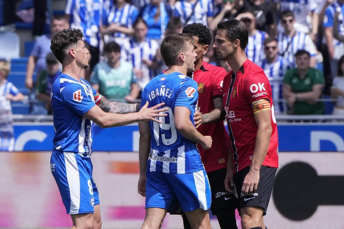 Valjent se encara con Pablo Ibáñez durante el partido ante el Alavés, en Mendizorroza.