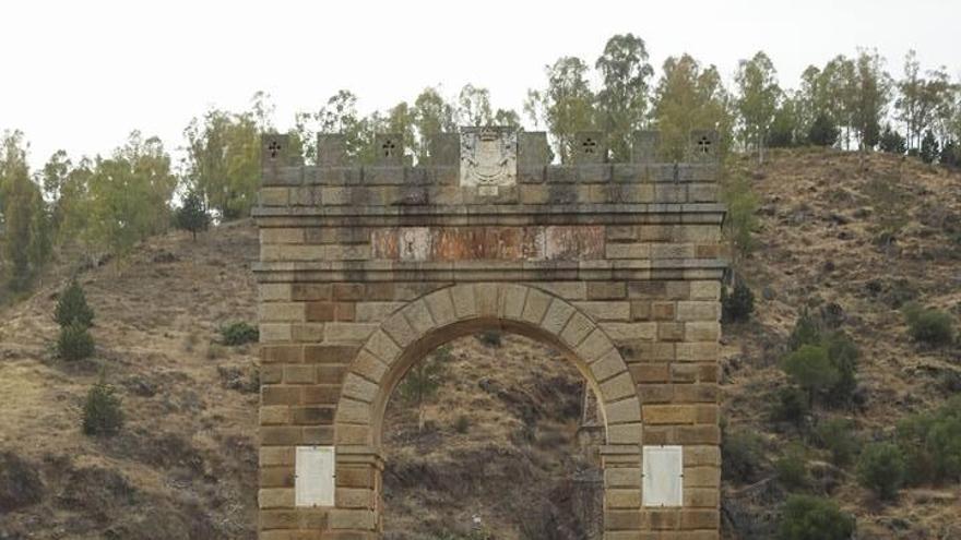 El Puente romano de Alcántara, cortado al tráfico en sentido ascendente