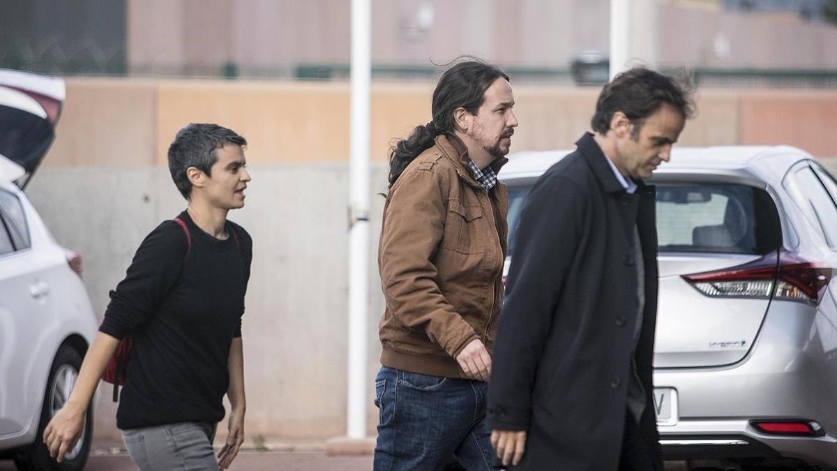 Pablo Iglesias entra en la cárcel de Lledoners con Lucía Martín y Jaume Asens.