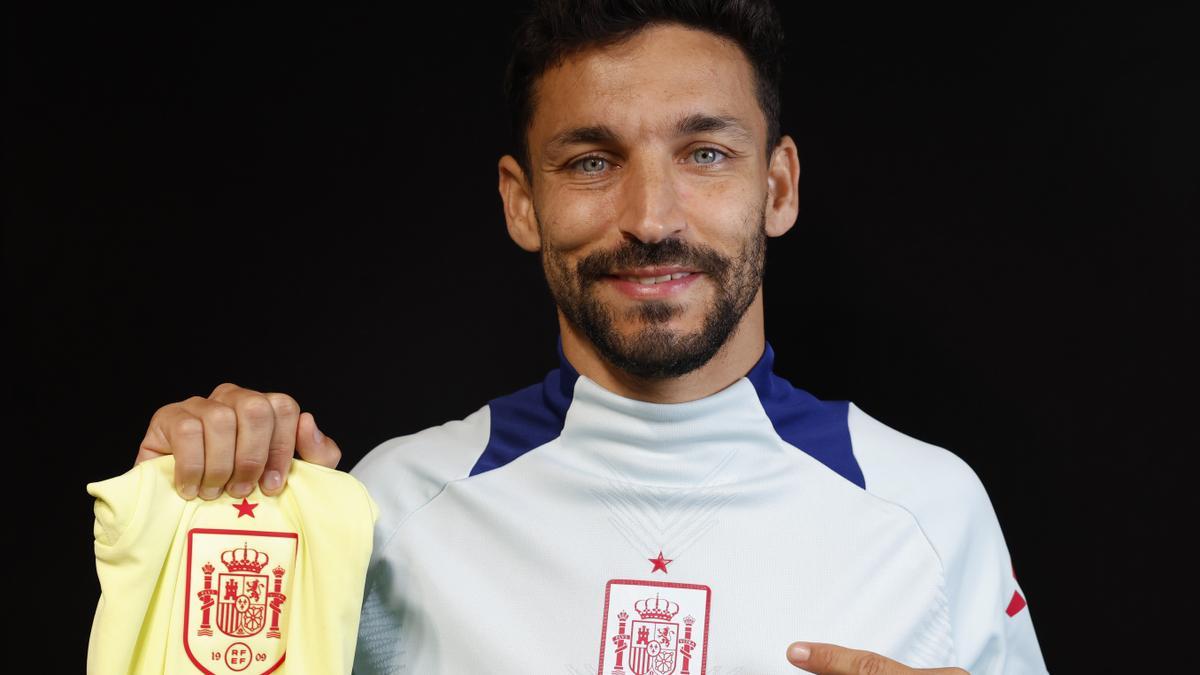 El defensa español Jesús Navas posa este sábado en Donaueschingen (Alemania), durante una entrevista con EFE.