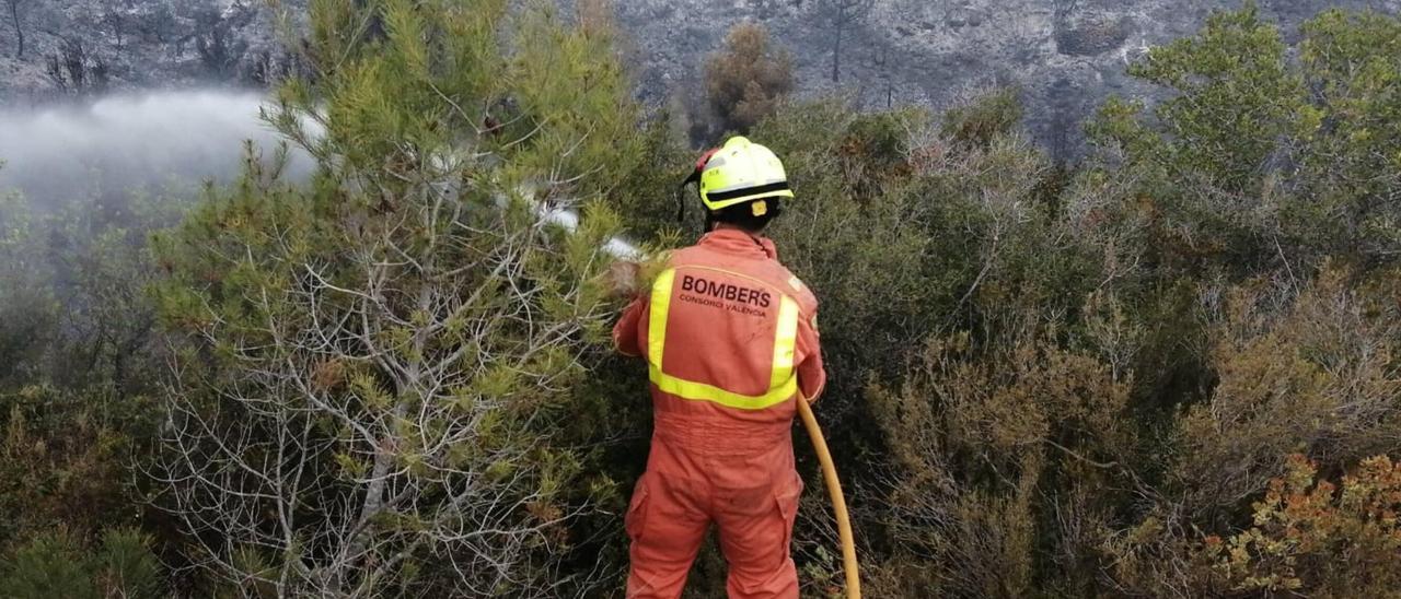 Un bombero trabaja en la extinción del incendio originado el pasado sábado en Alfarp.