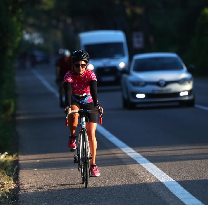 ciclistas rodando por la carretera de El Saler