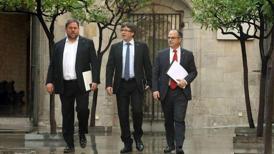 De izquierda a derecha, Oriol Junqueras, Carles Puigdemont y Jordi Turull, ayer, a su llegada a la reunión del Ejecutivo catalán.