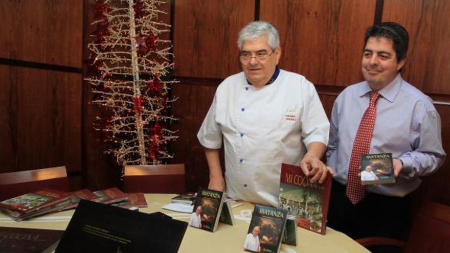 Mariano Rodríguez San León (izquierda) con su  hijo Luis Miguel y sus últimos libros de cocina.