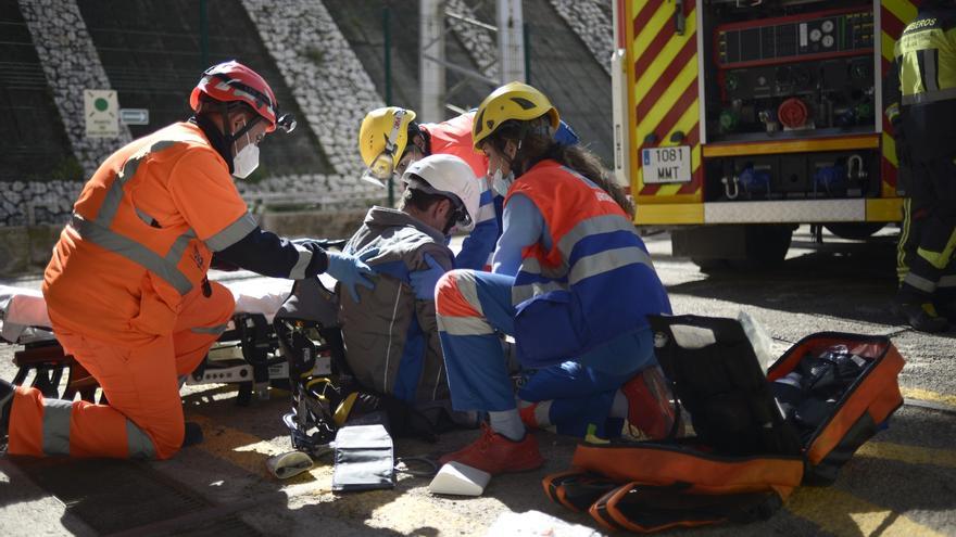 El 112 y Endesa realizan un simulacro de emergencia en una central hidroeléctrica en Cuevas de San Marcos