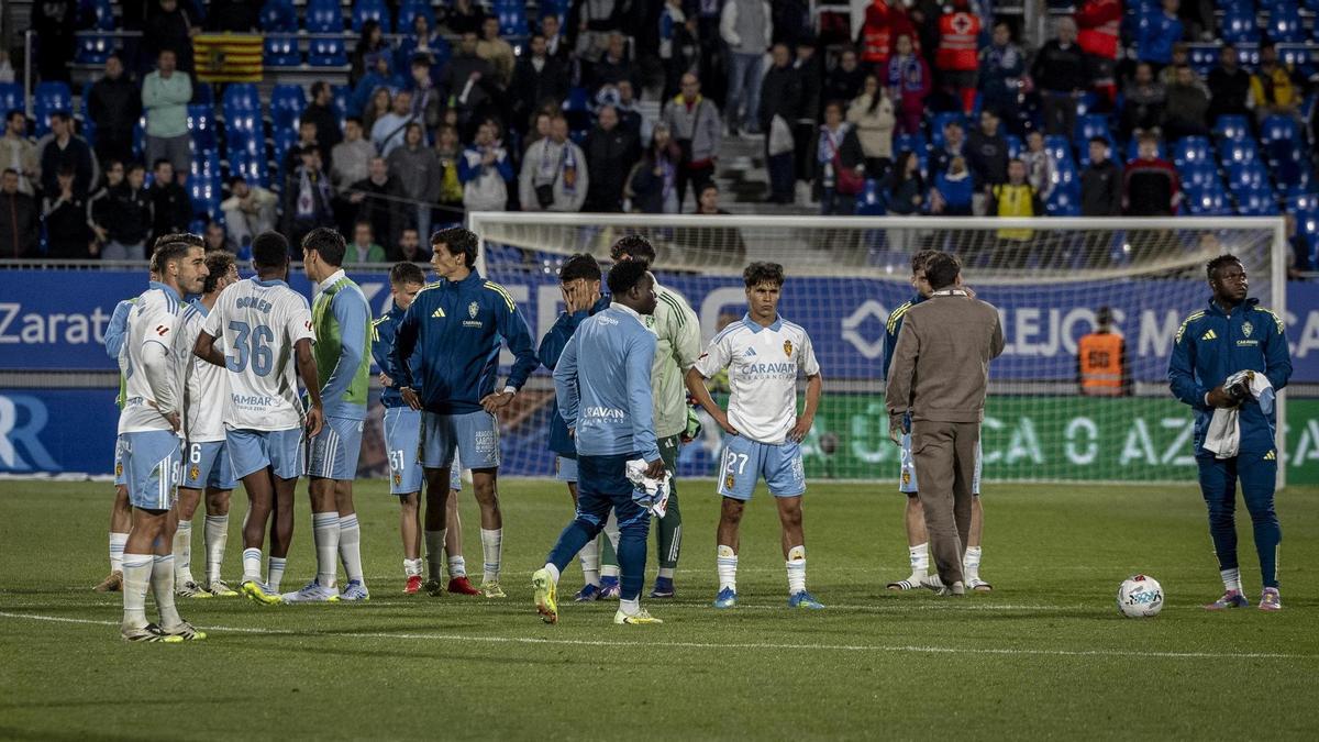 Los jugadores zaragocistas, al final del partido tras la derrota frente al Sporting en el penúltimo encuentro en casa.