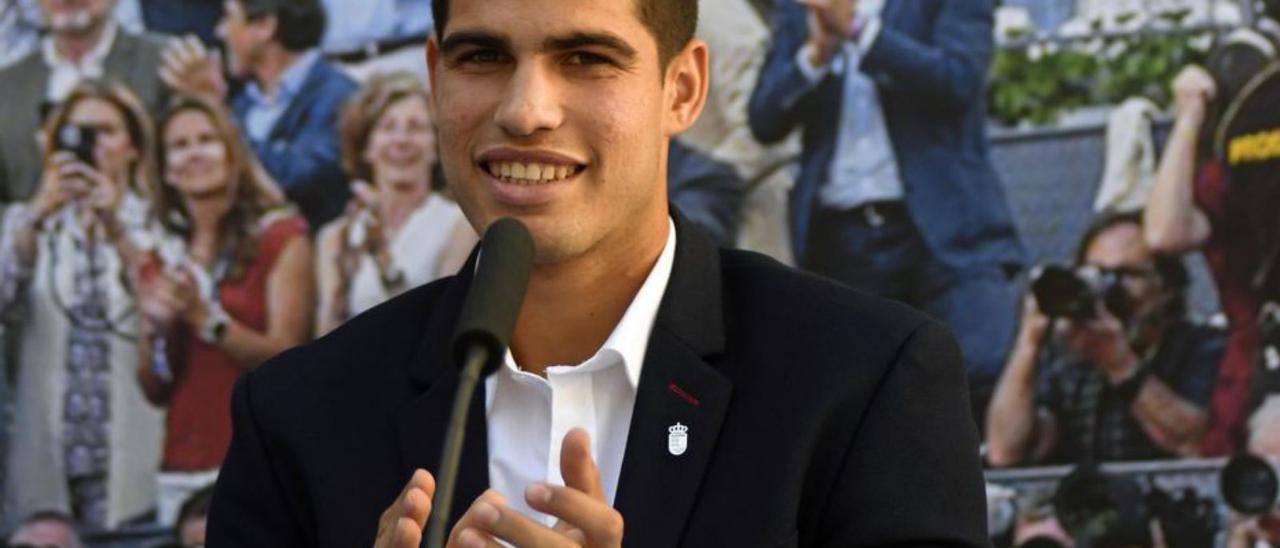 Carlos Alcaraz en su recibimiento en San Esteban.  | ISRAEL SÁCHEZ