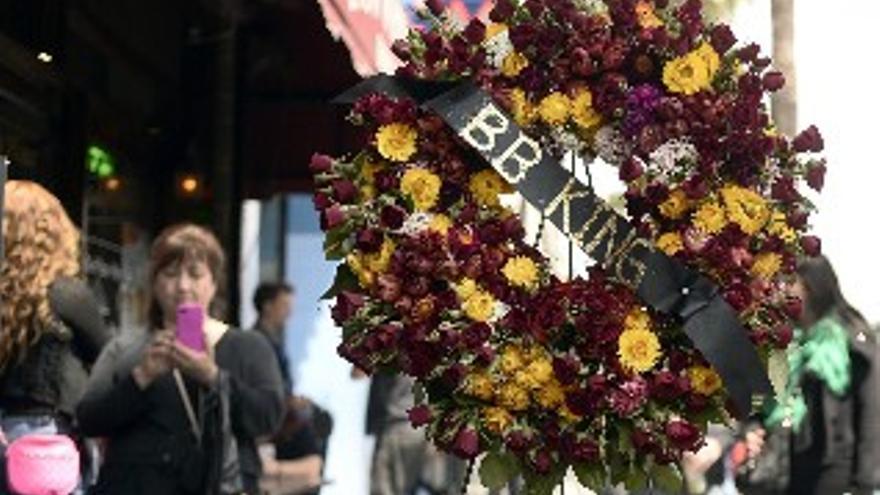 Un envío de rosas rojas en la estrella de B.B. King