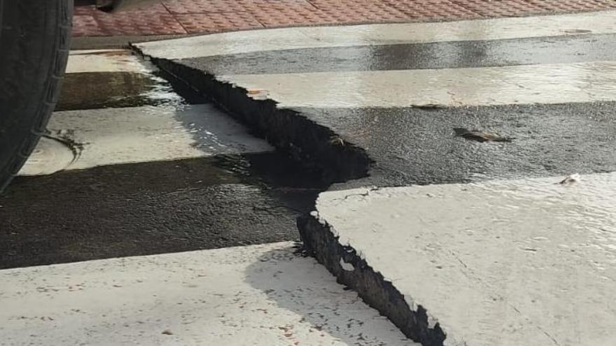 La rotura de una cañería general del agua ha provocado grietas en el asfalto de la avenida la Vall d&#039;Uixó de Castelló.