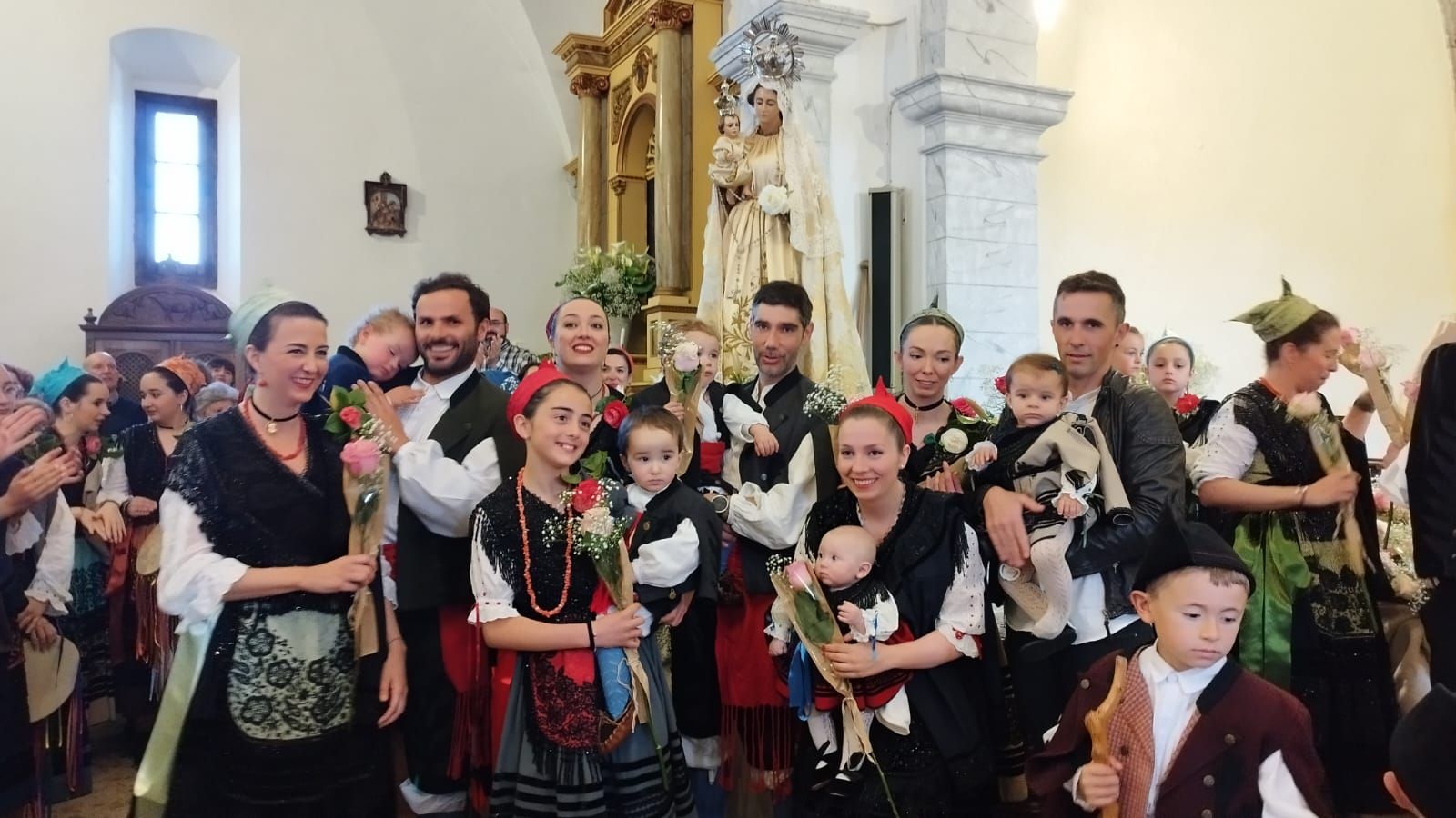 Un centenar de rosas para los llaniscos de la parroquia de Pría en la fiesta de la Virgen de la Flor