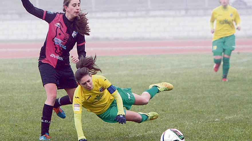 Saritilla, ausente mañana, es derribada por una jugadora rival.