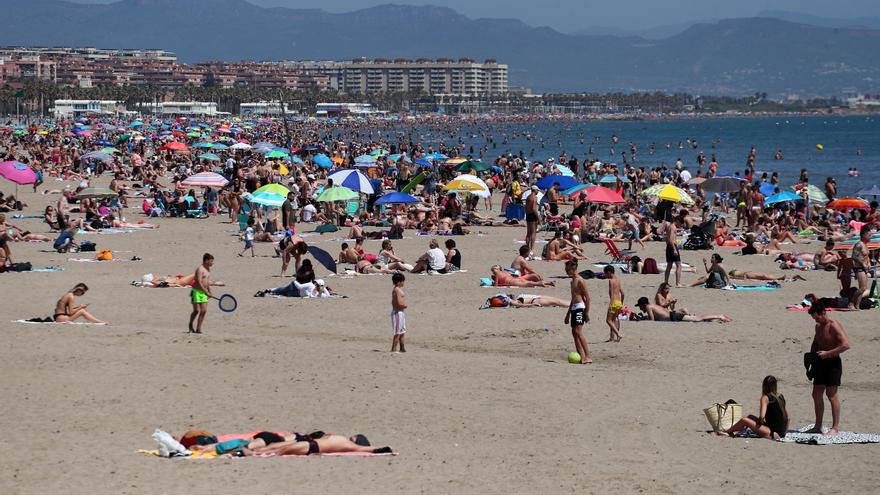 Las playas de València, llenazo previo al verano