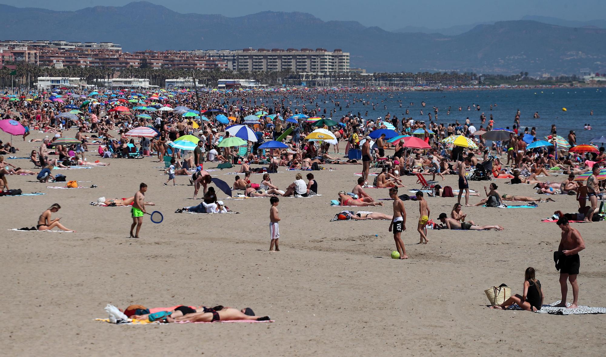 Las playas de València, llenazo previo al verano