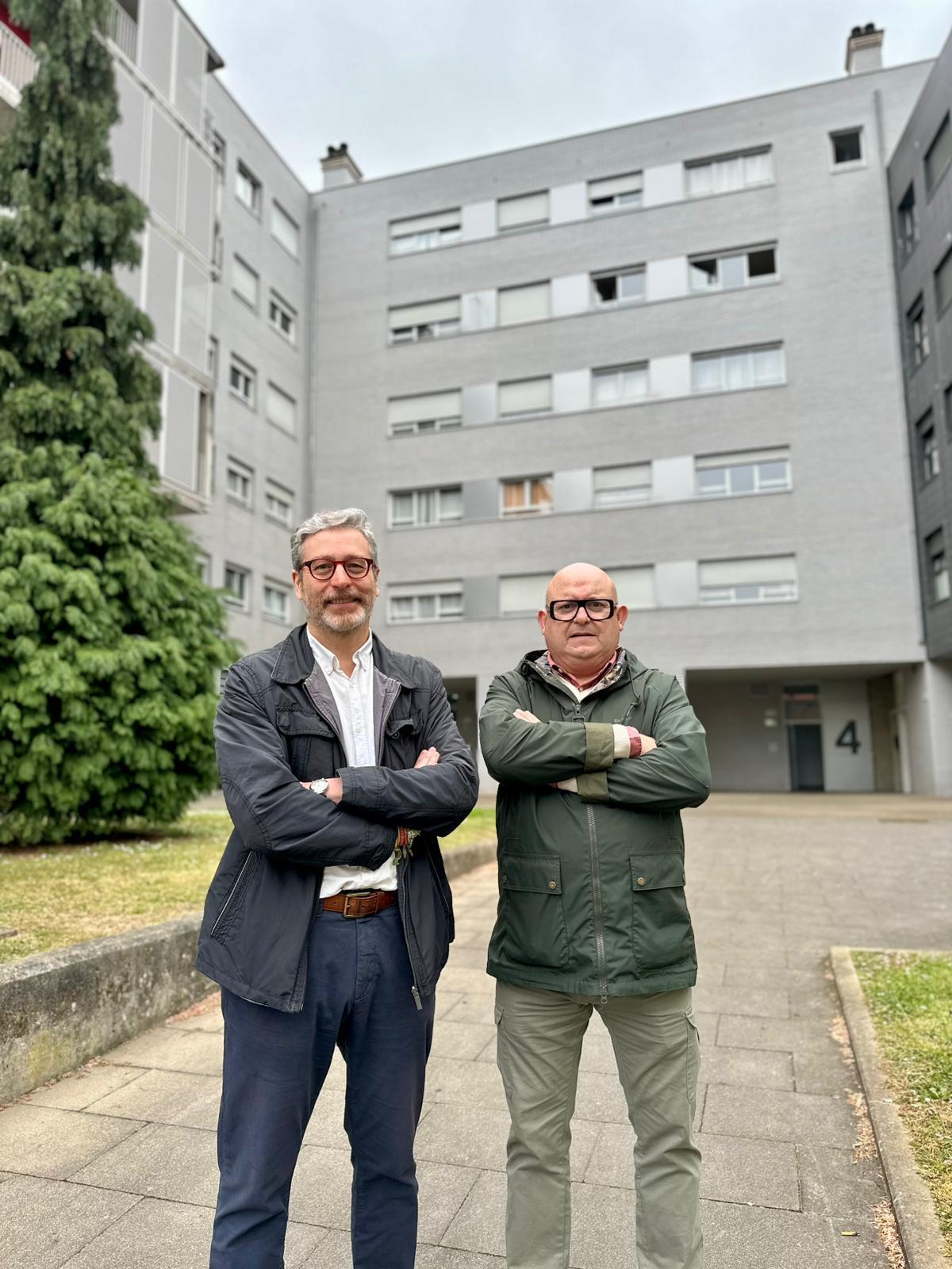 Javier Jové y José Jorge Anes, concejal de Vox, en las viviendas de El Agüil.
