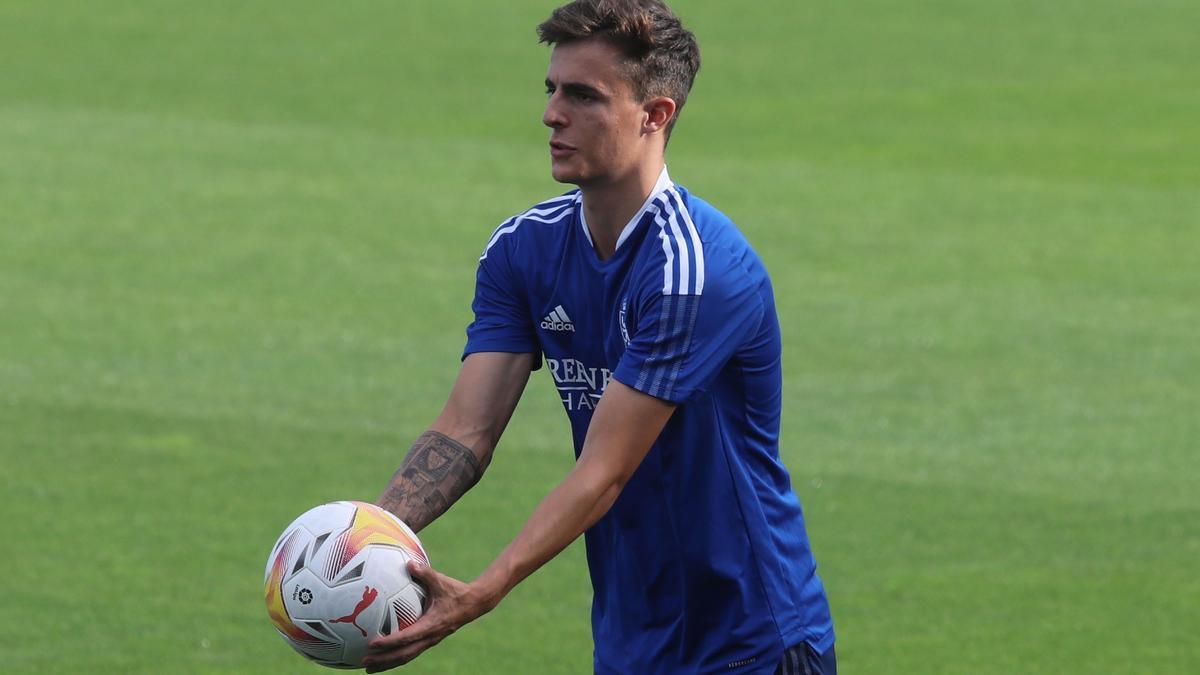 Francés, con un balón en un entrenamiento del Real Zaragoza.