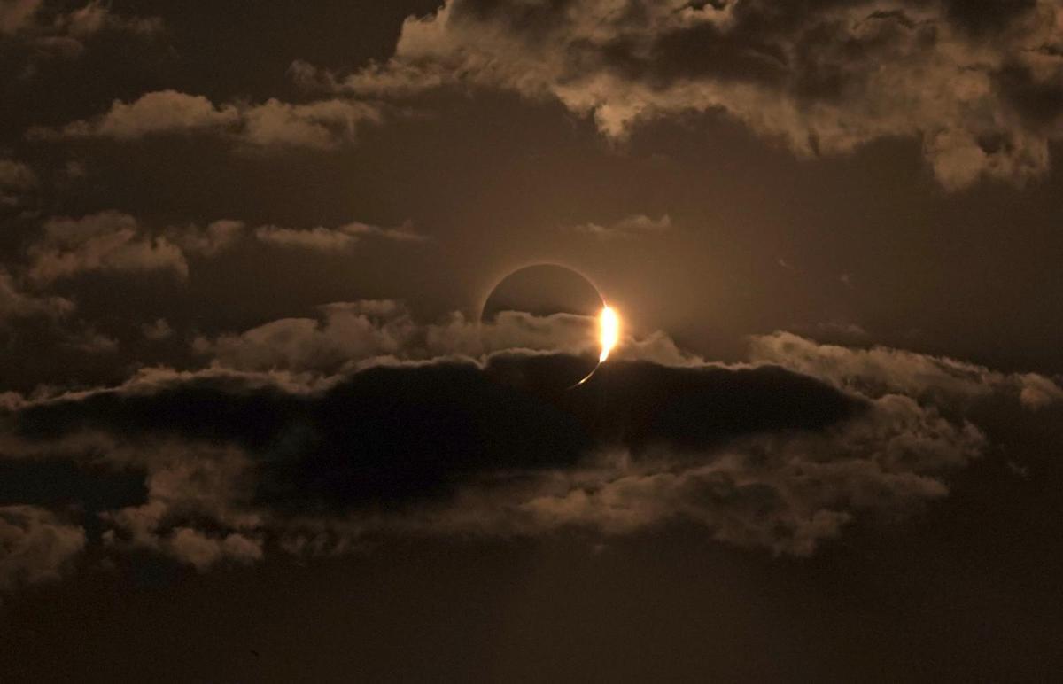 Una imagen de la Luna tapando el Sol durante el eclipse en España. Una imagen de la Luna tapando el Sol durante el eclipse en España.